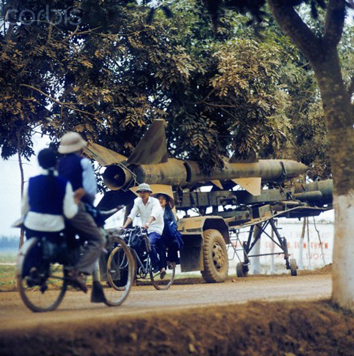 Miền Bắc Việt Nam 3/1973. Một xe chở tên lửa trên Quốc lộ 1.
